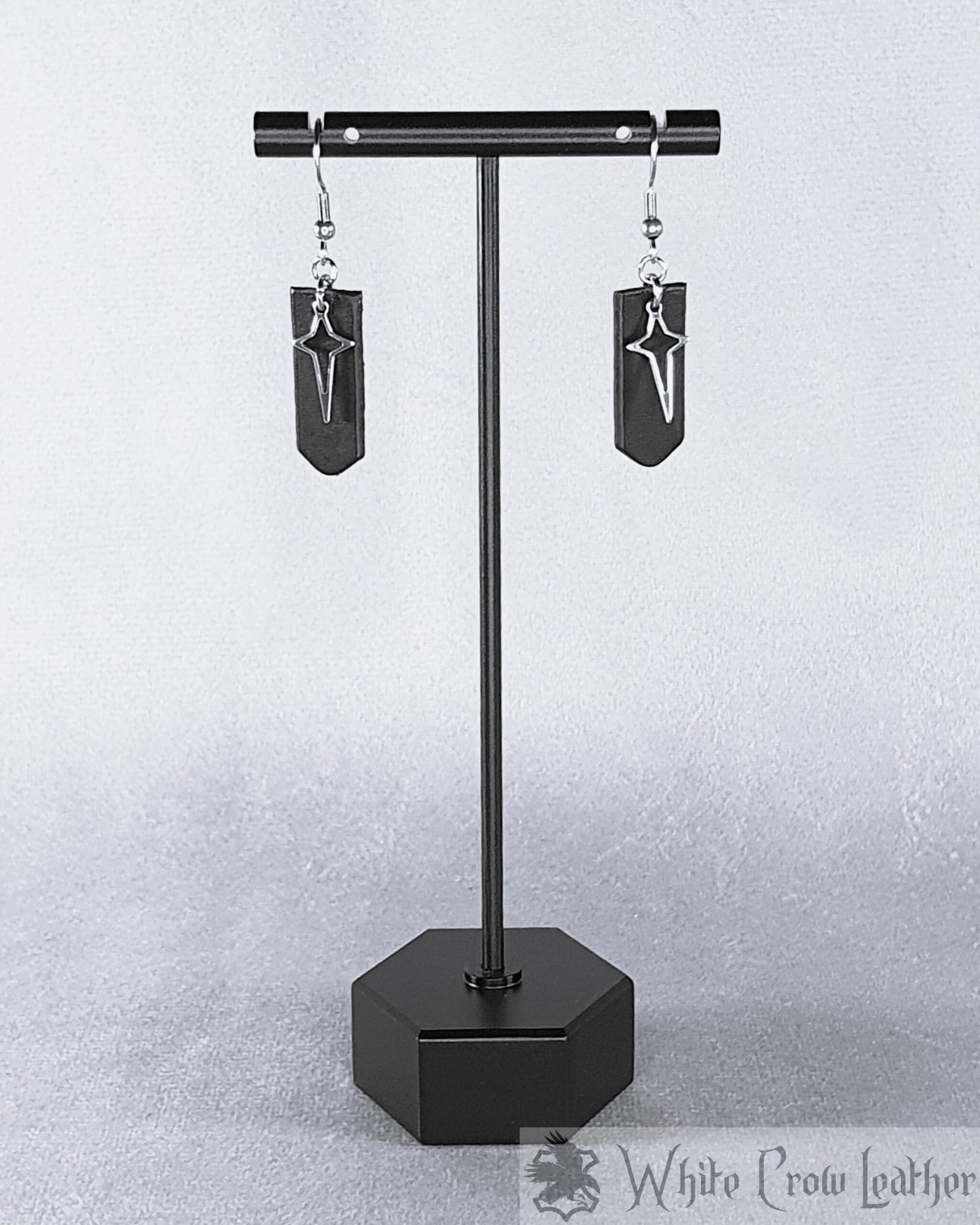 Cleric earrings - boucles d'oreilles en cuir et en acier – Image 2