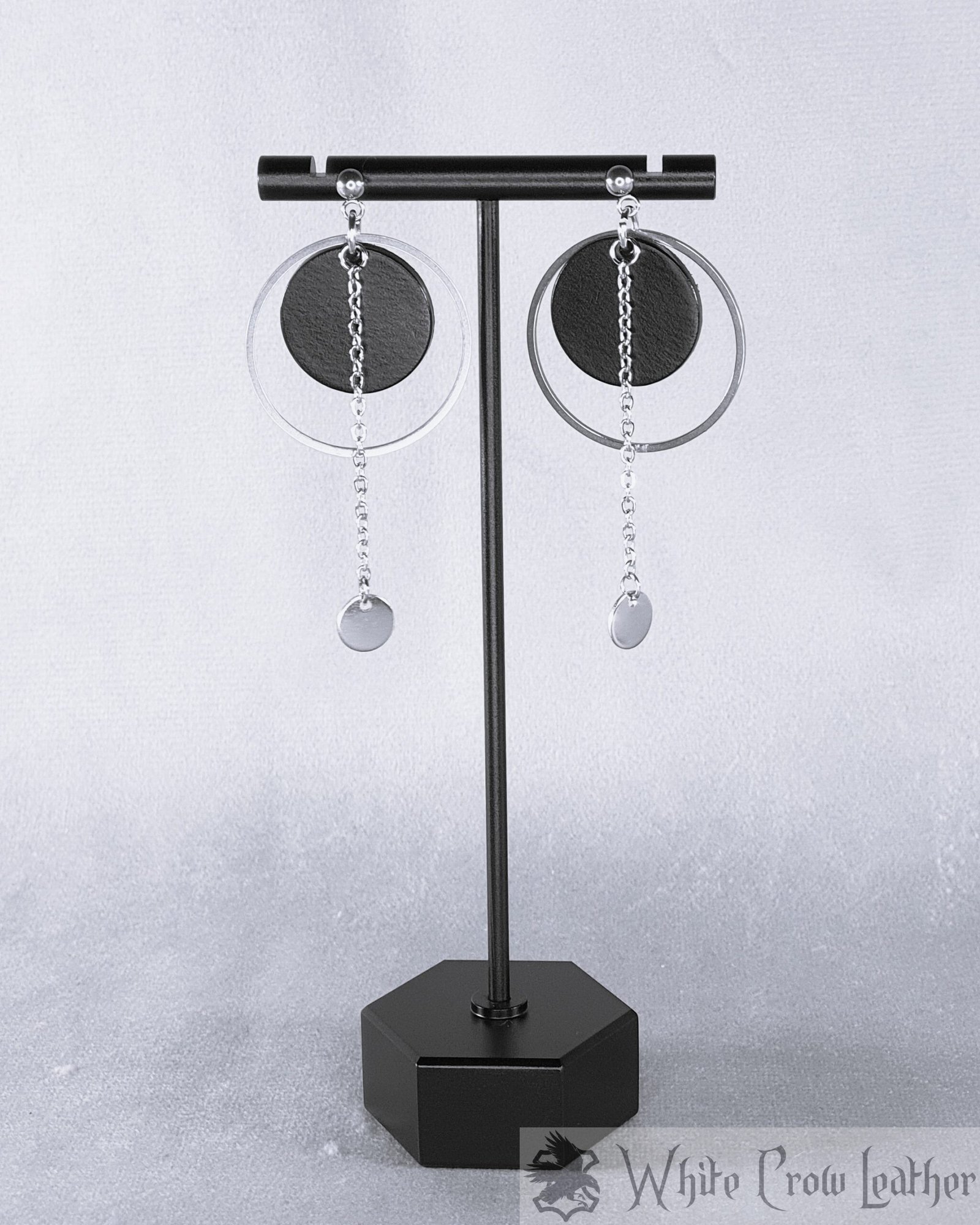 Monk earrings - boucles d'oreilles en cuir et en acier – Image 2